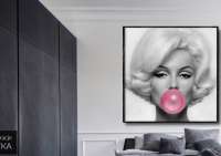Marilyn Monroe with bubble gum